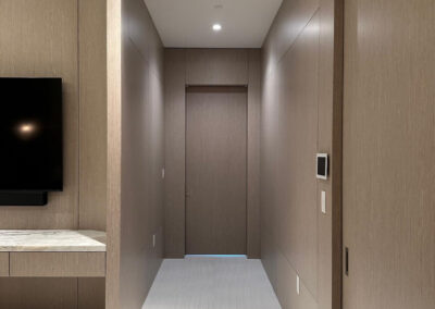 Interior de hotel boutique con paneles decorativos renovados mediante sistema Fastmount