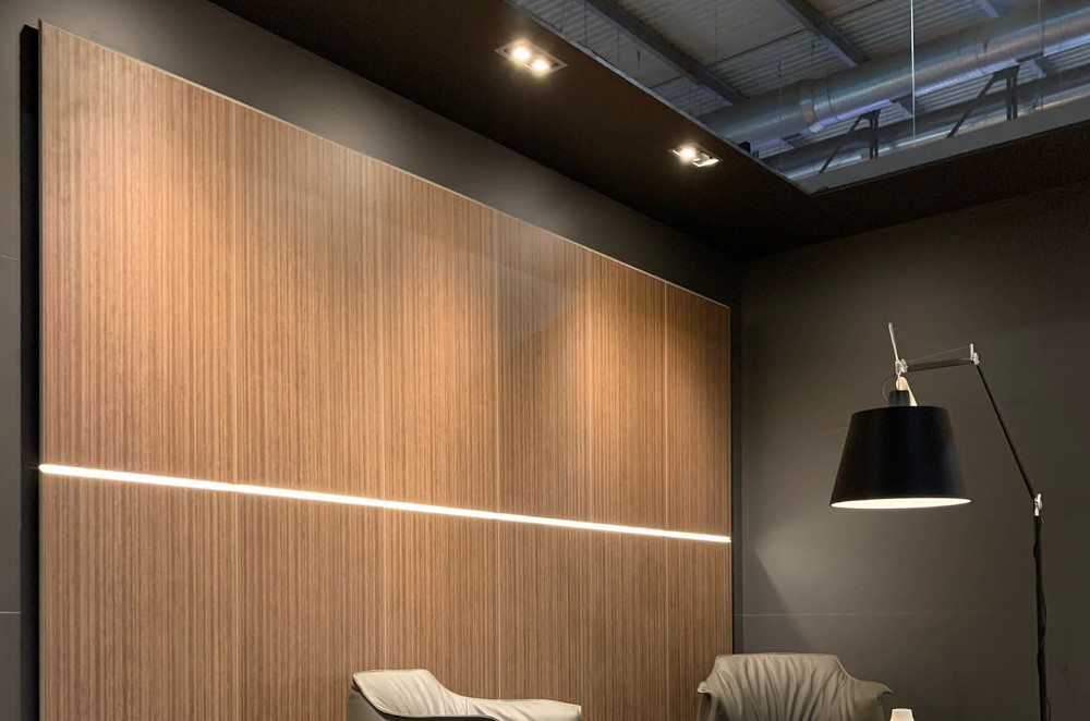 Pared decorativa de hotel con paneles registrables integrados y clips invisibles