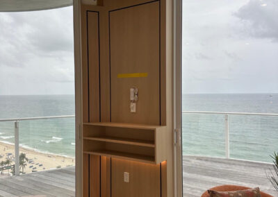 Espacio de hotel de gama alta con panelado de gran formato y acabado impecable