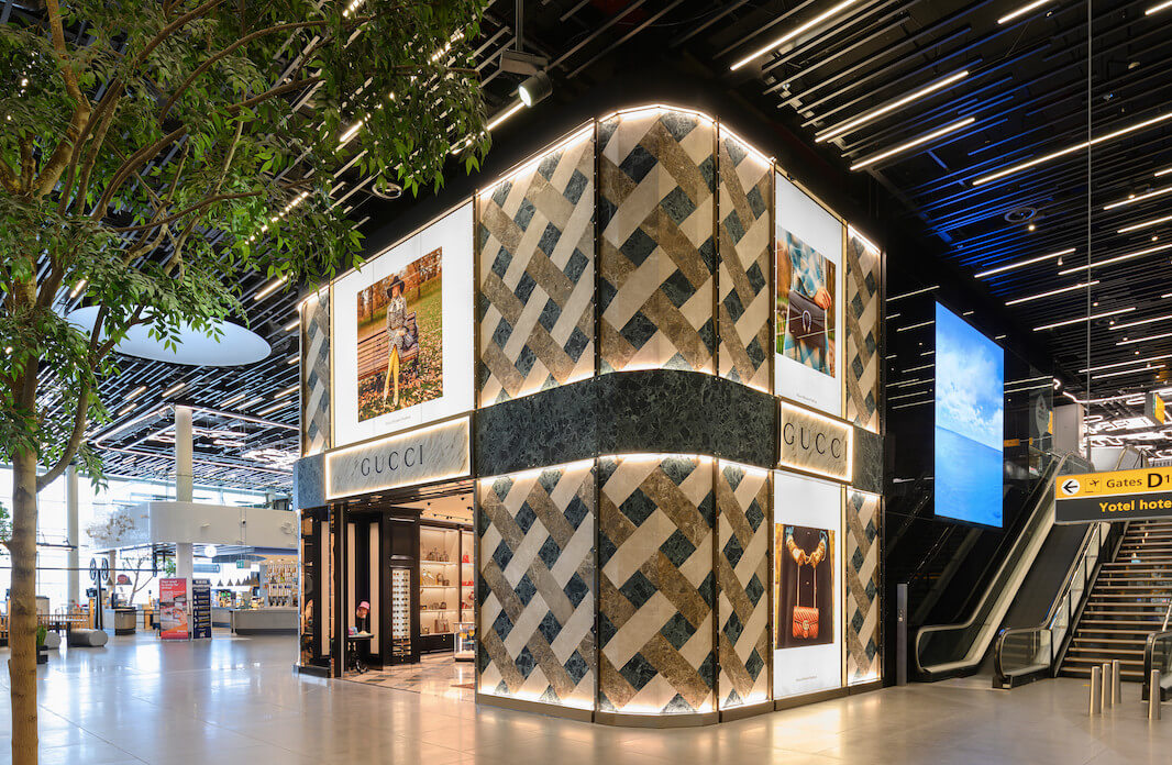 Interior de boutique de lujo con paneles sin fijaciones visibles