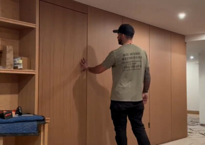 Paneles de roble instalados sobre estructura de madera
